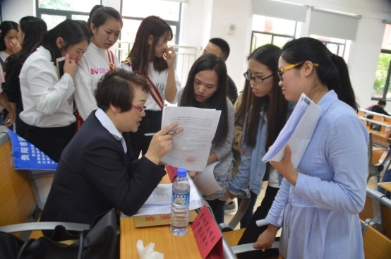 招聘会讲话_襄阳举办企业与大学生对接大型招聘会供万余岗位(3)