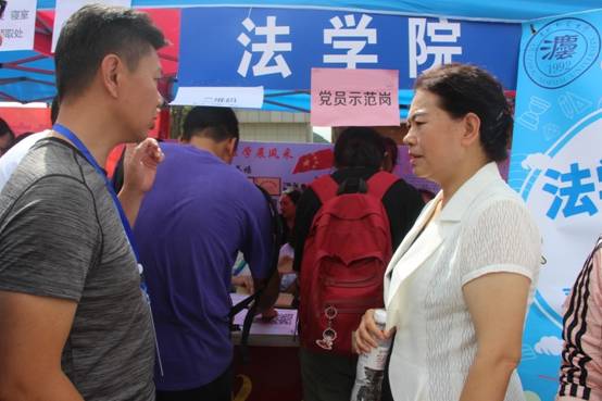 韩卉书记一行到迎新点视察.jpg