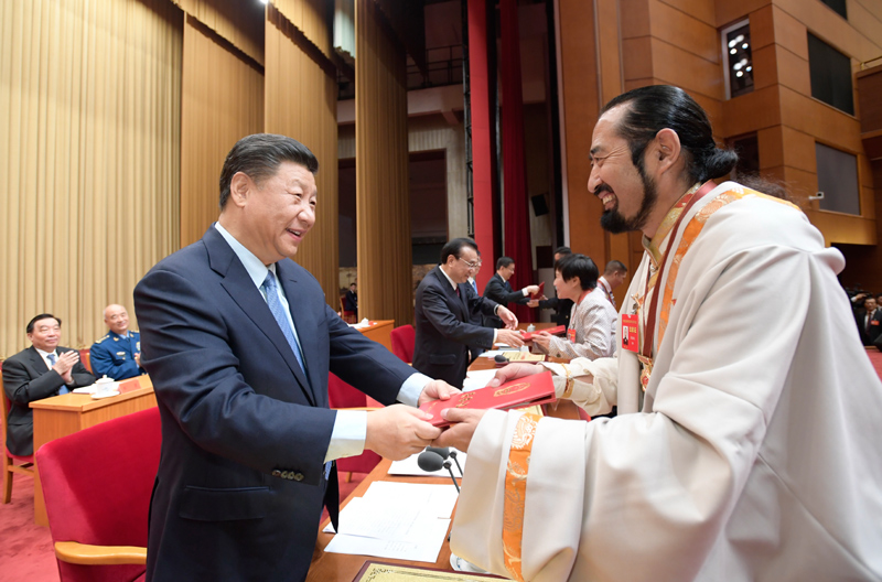 9月27日，全国民族团结进步表彰大会在北京举行。这是习近平等向受表彰的模范集体和模范个人代表颁奖。新华社记者 李学仁 摄
