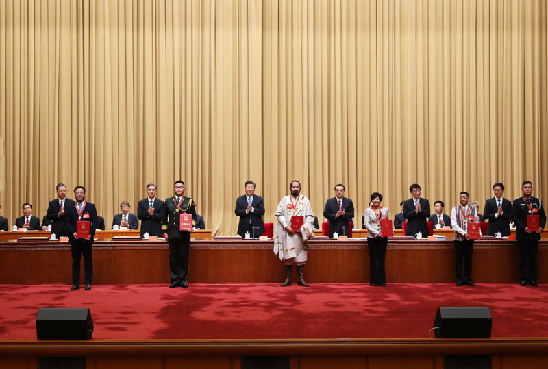 9月27日，全国民族团结进步表彰大会在北京举行。这是习近平等向受表彰的模范集体和模范个人代表颁奖。新华社记者 丁林 摄